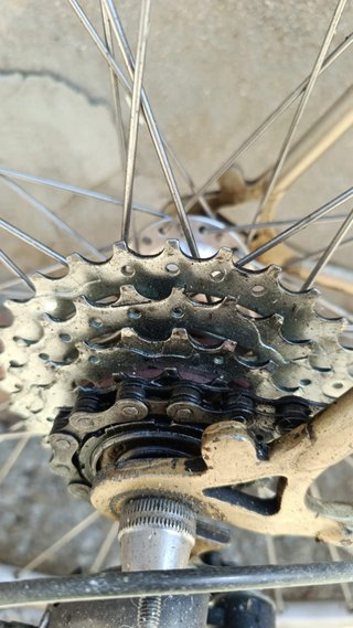 Bicicleta de carretera y zapatillas