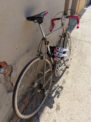 Bicicleta de carretera y zapatillas