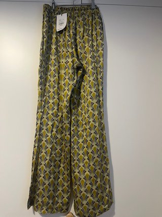 Pantalón acampanado estampado