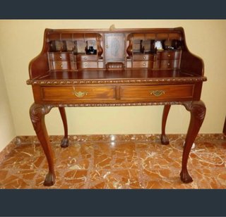 Escritorio de madera estilo antiguo