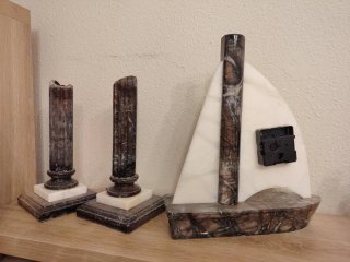 Reloj velero y candelabros efecto mármol