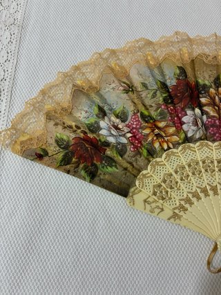 Antiguo abanico años 70 floral encaje