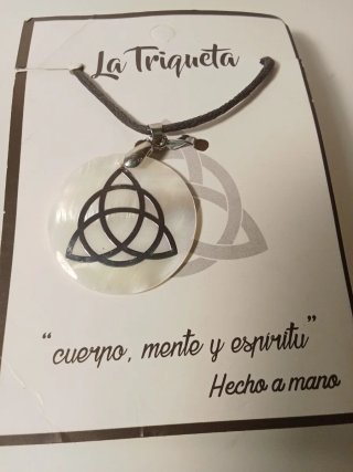 Collar Triqueta Nácar La Triqueta