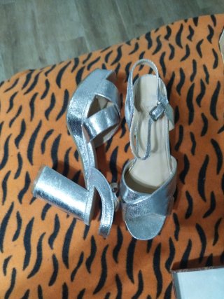 Zapatos de tacón plateados
