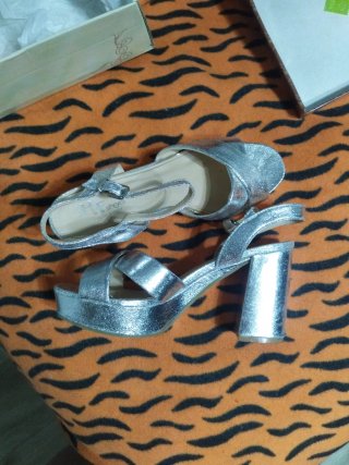 Zapatos de tacón plateados