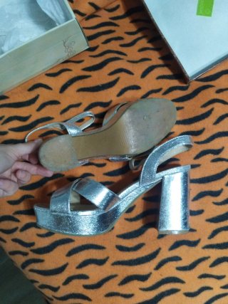 Zapatos de tacón plateados
