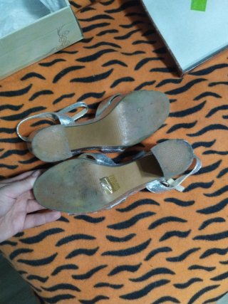 Zapatos de tacón plateados