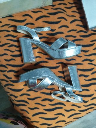 Zapatos de tacón plateados