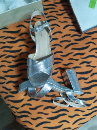 Zapatos de tacón plateados