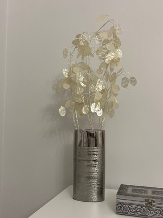 Jarrón plateado con flores y caja decorativa