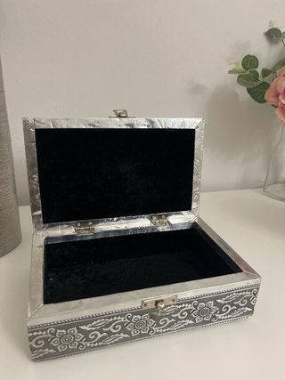 Jarrón plateado con flores y caja decorativa