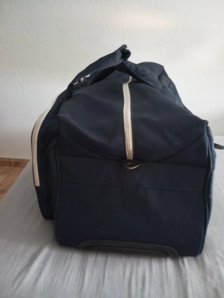 Bolsa de deporte con ruedas azul y blanco
