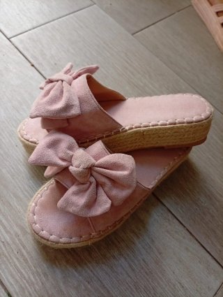 Sandalias rosas con lazo estilo espardeña