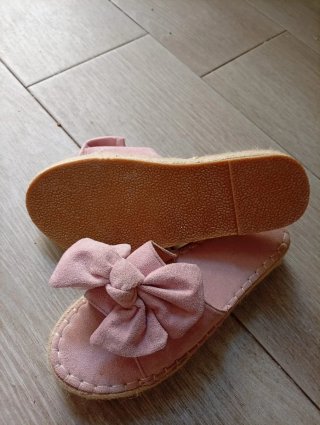 Sandalias rosas con lazo estilo espardeña