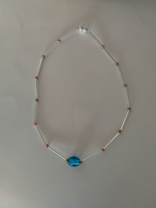 Collar de vidrio con detalle azul