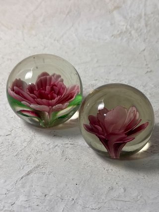 Portaoggetti in cristallo con sfere e fiori rosa