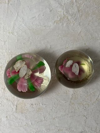Portaoggetti in cristallo con sfere e fiori rosa