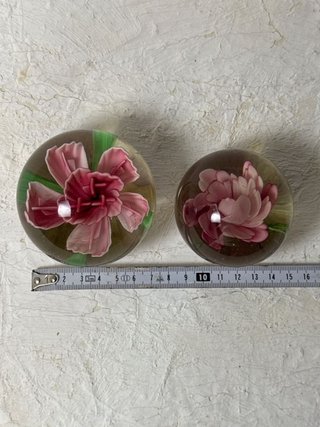 Portaoggetti in cristallo con sfere e fiori rosa