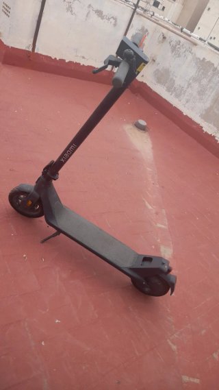 Patinete eléctrico gris