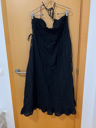 Vestido negro H&M con tirantes y volantes