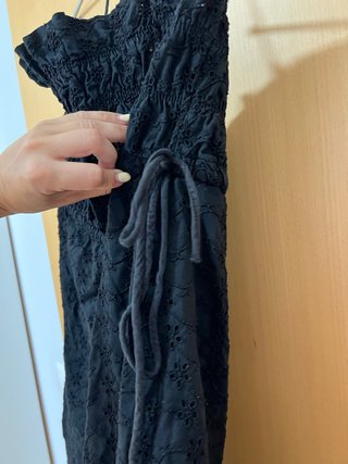 Vestido negro H&M con tirantes y volantes