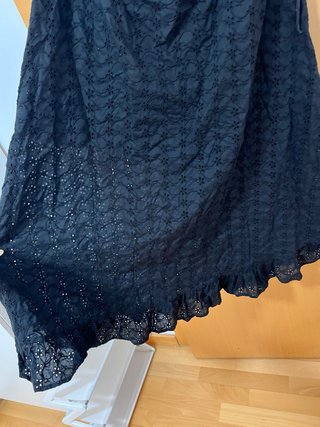 Vestido negro H&M con tirantes y volantes