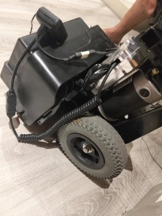 Andador eléctrico para silla de ruedas