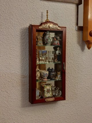 Vitrina de madera y figuras