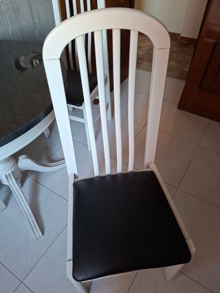 Silla de comedor blanca con asiento negro