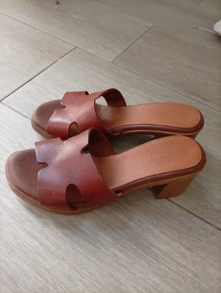 Sandalias de cuero marrón