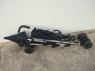 Silla de paseo negra con sombrilla
