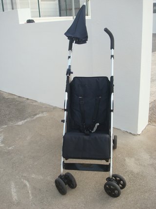 Silla de paseo negra con sombrilla