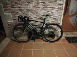 Bicicleta de carretera negra y verde