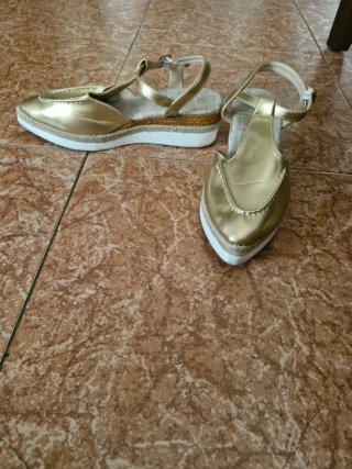 Sandalias doradas cuña