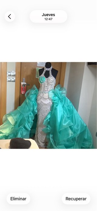 Vestido pedrería blanco y turquesa