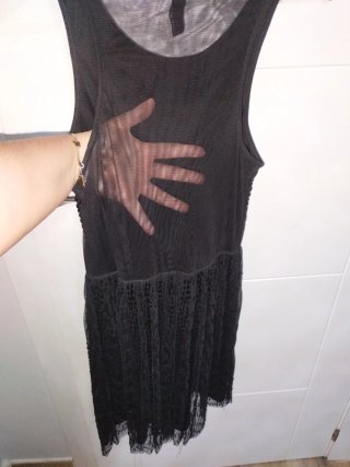 Vestido negro de encaje y pedrería.