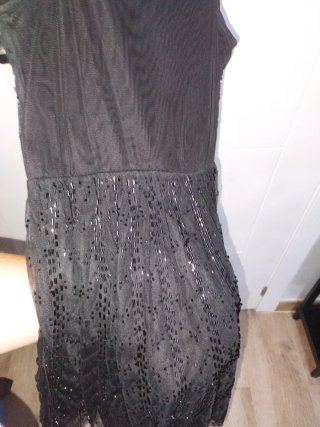 Vestido negro de encaje y pedrería.