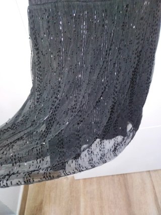 Vestido negro de encaje y pedrería.