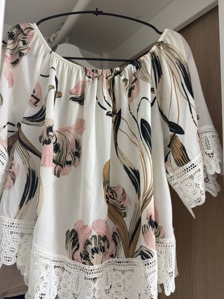 Blusa floral con encaje