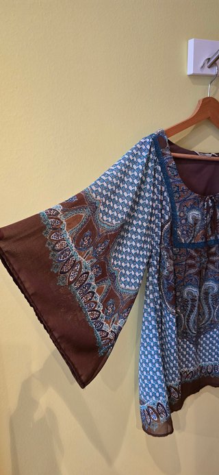 BLUSA ESTILO BOHEMIO MANGA ACAMPANADA