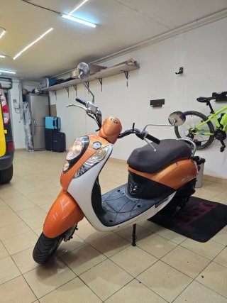 Scooter SYM Mio Naranja y Blanco 50cc