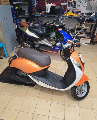 Scooter SYM Mio Naranja y Blanco 50cc