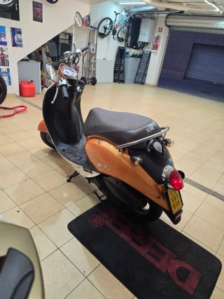 Scooter SYM Mio Naranja y Blanco 50cc