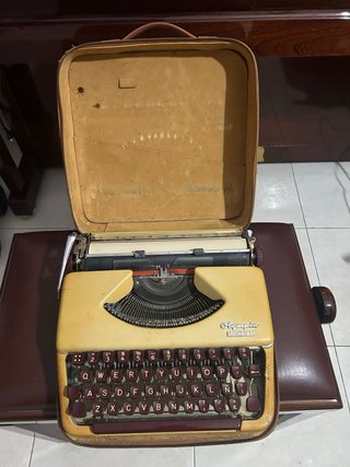 Máquina de escribir Olympia antigua