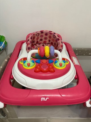 Passeggino rosa per bambini con giocattoli