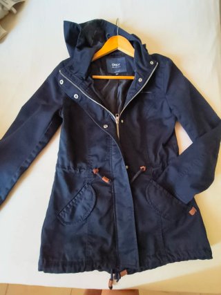 Chaqueta azul con capucha
