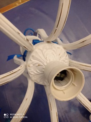 Lampadario shabby chic bianco e blu