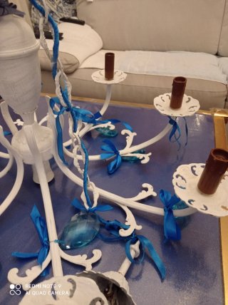 Lampadario shabby chic bianco e blu