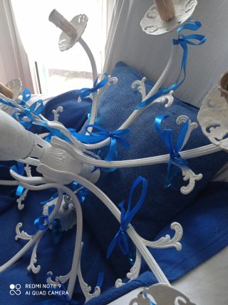Lampadario shabby chic bianco e blu