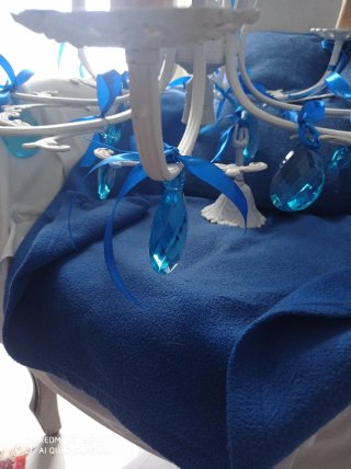 Lampadario shabby chic bianco e blu
